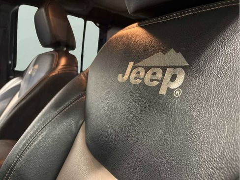 Used 2014 Jeep Wrangler Unlimited Rubicon w/ Connectivity Group image 16