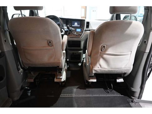 Used 2018 Toyota Sienna LE FWD image 20