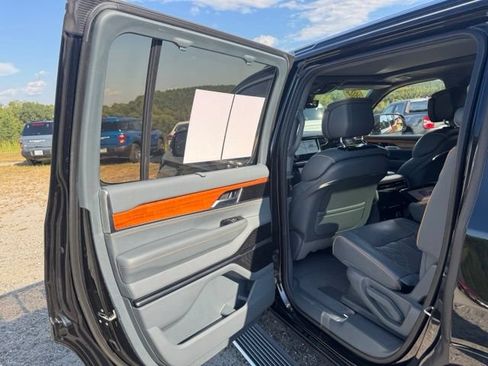 Used 2022 Jeep Grand Wagoneer Series III AWD/4WD image 16