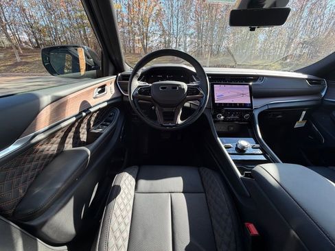 New 2025 Jeep Grand Cherokee Summit image 13