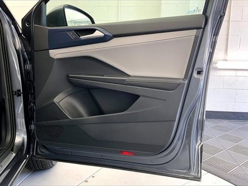 Used 2024 Volkswagen Taos SE image 24