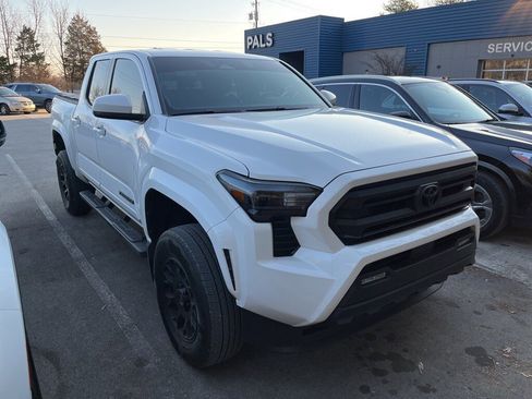 Used 2025 Toyota Tacoma SR5 image 2