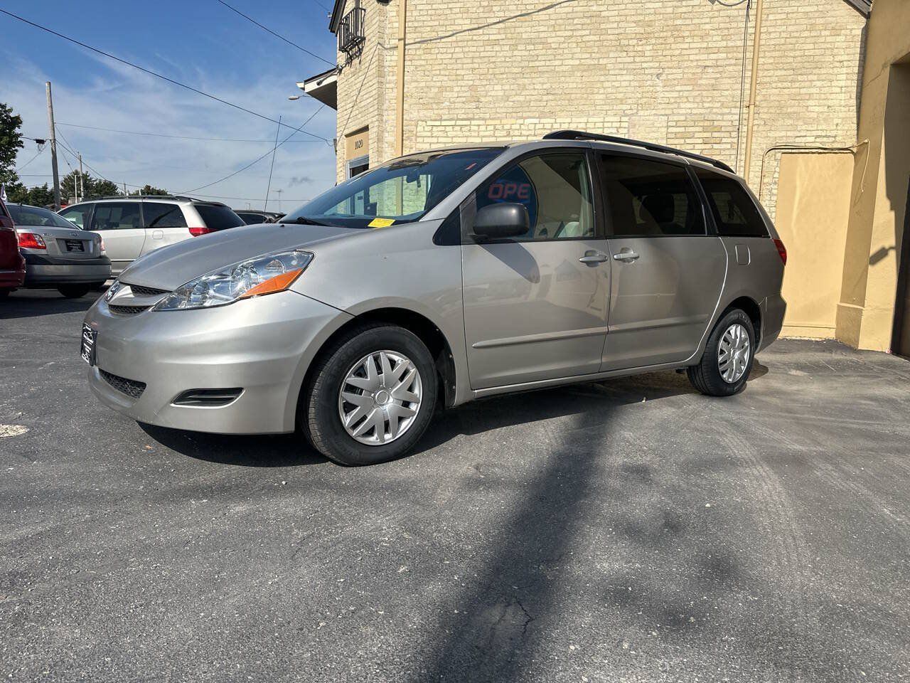Used 2007 Toyota Sienna LE w/ LE Pkg 1 FWD image 1