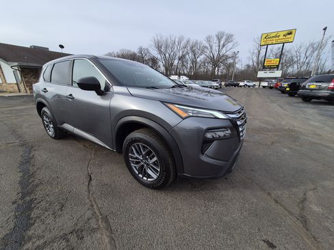 Used 2024 Nissan Rogue S image 2