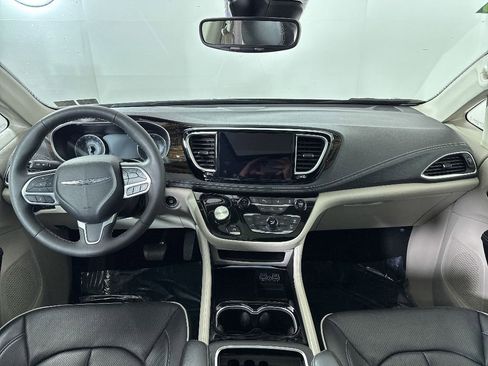Used 2023 Chrysler Pacifica Limited FWD image 4