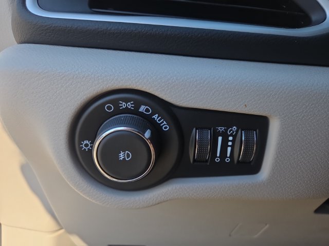 Used 2024 Chrysler Pacifica Touring-L FWD image 18