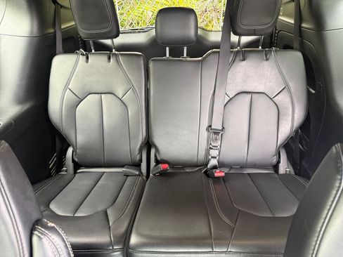 Used 2025 Chrysler Pacifica Select image 25