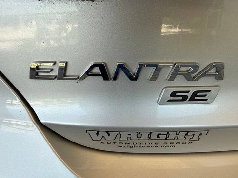 Used 2017 Hyundai Elantra SE w/ Cargo Package FWD image 10
