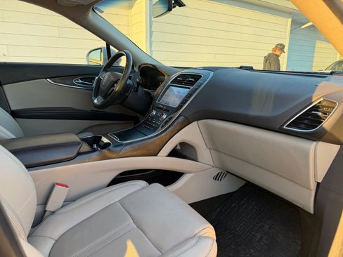 Used 2020 Lincoln Nautilus Reserve w/ Equipment Group 202A image 9