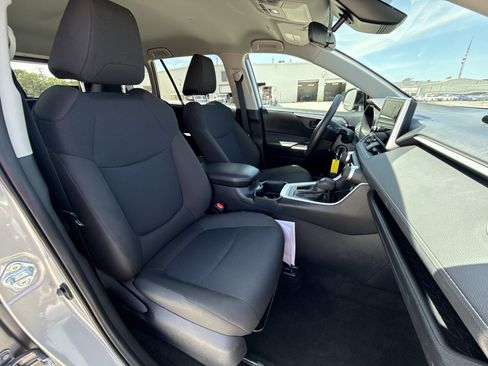 Certified 2025 Toyota RAV4 LE FWD image 25