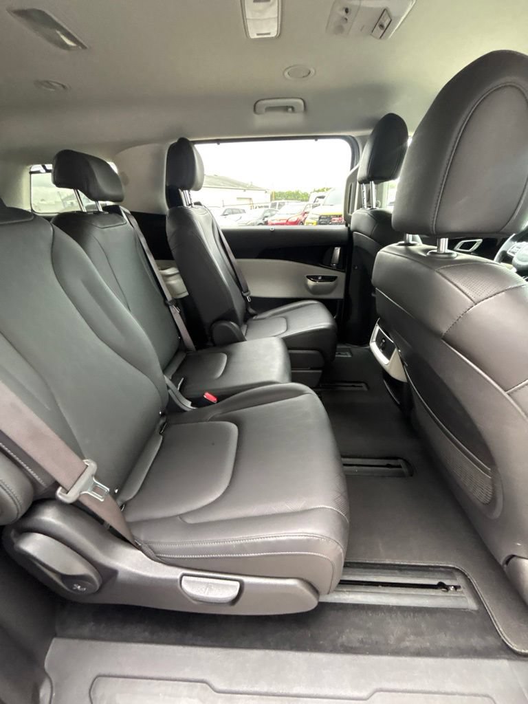 Used 2024 Kia Carnival EX FWD image 21
