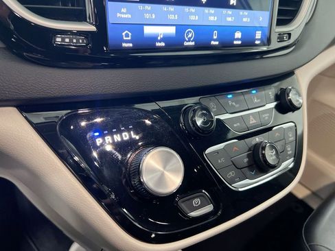 Used 2024 Chrysler Pacifica Touring-L image 16
