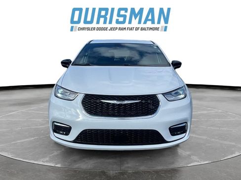 Used 2025 Chrysler Pacifica Select image 8