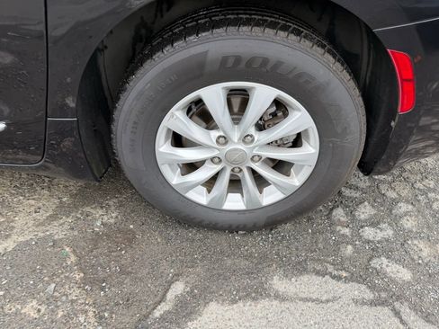 Used 2019 Chrysler Pacifica Touring-L image 9