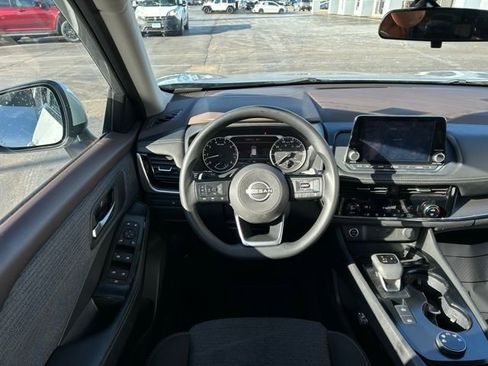 Used 2023 Nissan Rogue SV image 17