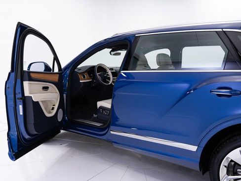 New 2025 Bentley Bentayga Extended Wheelbase image 9