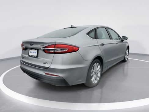 Used 2020 Ford Fusion SE image 3