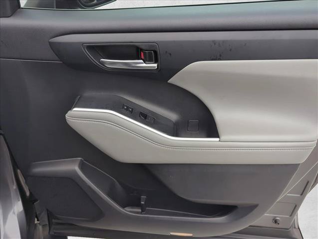 Used 2022 Toyota Highlander XLE FWD image 30