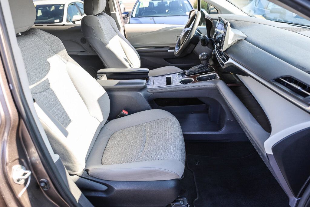 Certified 2023 Toyota Sienna LE w/ LE Plus Package FWD image 10