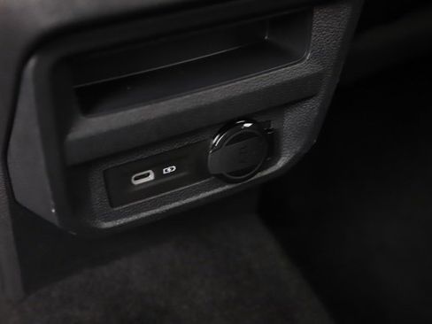 Used 2023 Volkswagen Tiguan SE image 16