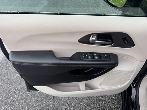 Used 2024 Chrysler Pacifica Touring-L FWD image 18
