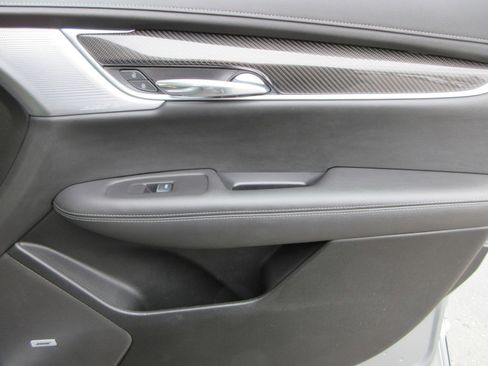 Used 2025 Cadillac XT6 Sport w/ Technology Package image 28