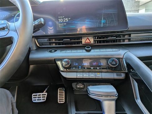 Used 2025 Hyundai Elantra SEL image 19
