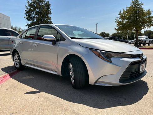 Used 2025 Toyota Corolla LE FWD image 4