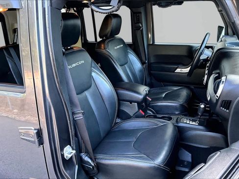 Used 2018 Jeep Wrangler Unlimited Rubicon w/ Connectivity Group AWD/4WD image 9