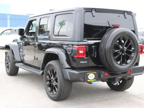 Used 2022 Jeep Wrangler Unlimited Sahara w/ Cold Weather Group AWD/4WD image 3
