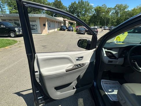 Used 2018 Toyota Sienna XLE Premium FWD image 22
