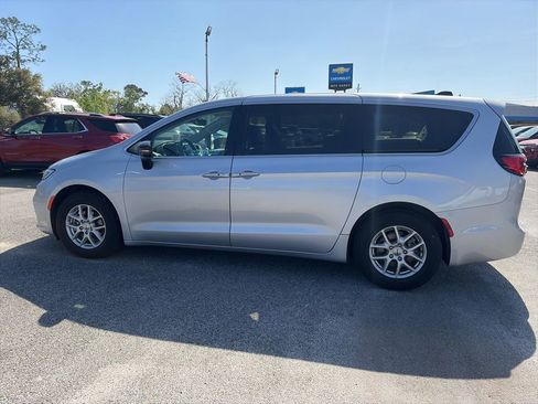 Used 2024 Chrysler Pacifica Touring-L image 7