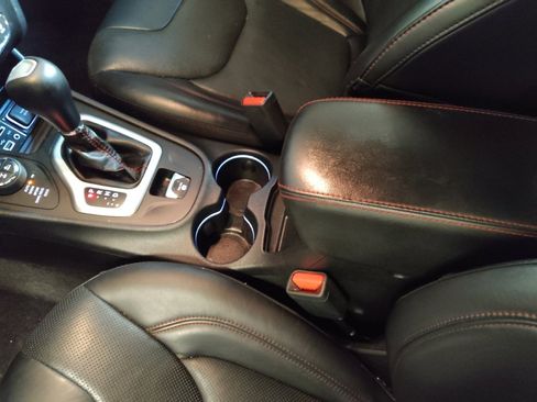 Used 2017 Jeep Cherokee Trailhawk image 26