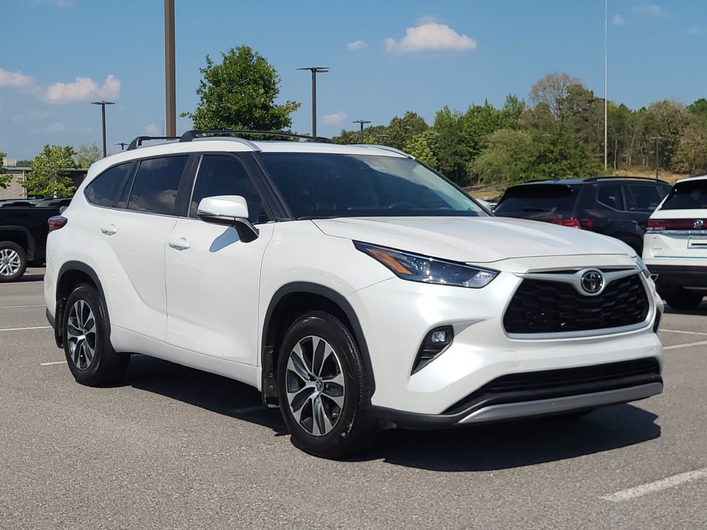 Used 2024 Toyota Highlander XLE FWD image 7