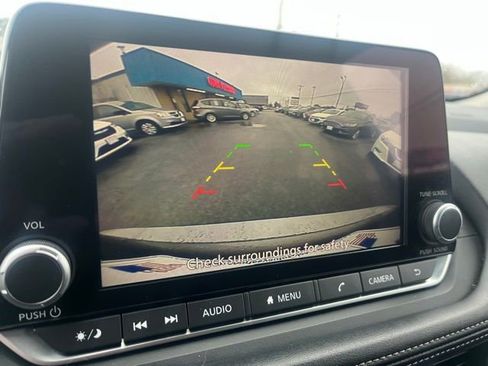 Used 2024 Nissan Rogue SV image 2