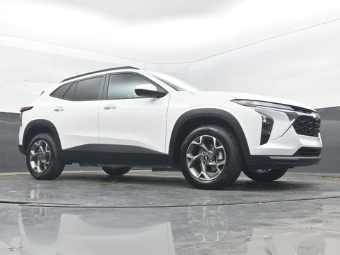 Used 2025 Chevrolet Trax LT FWD image 29