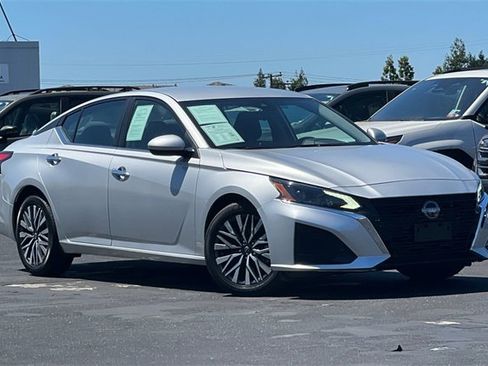 Used 2023 Nissan Altima 2.5 SV image 2