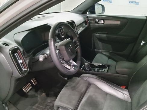 Used 2022 Volvo XC40 T5 R-Design w/ Advanced Package image 9