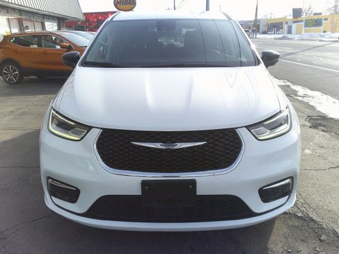 Used 2024 Chrysler Pacifica Select image 12
