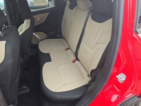 Used 2015 Jeep Renegade Latitude w/ Cold Weather Group II FWD image 15