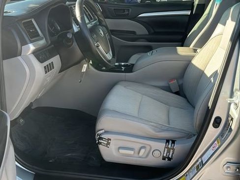 Used 2019 Toyota Highlander Plus w/ Carpet Mat Package (TMS) FWD image 17