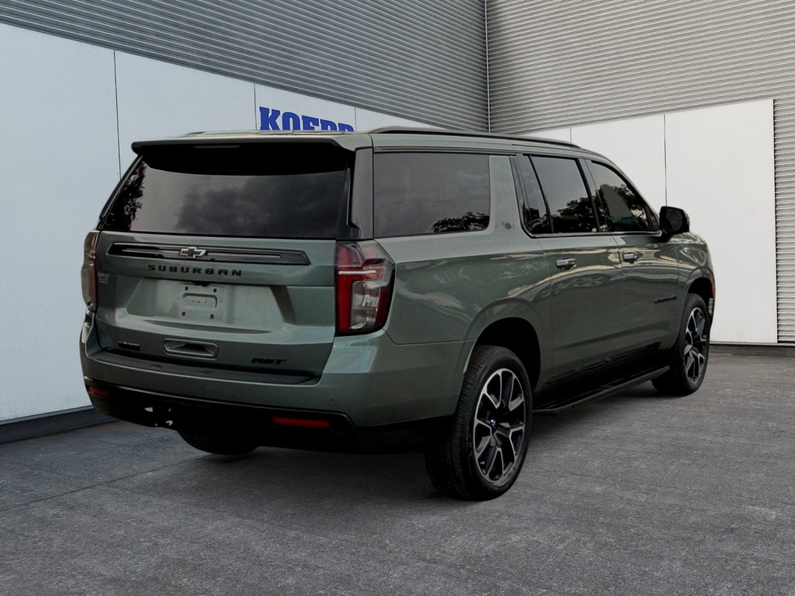 Used 2023 Chevrolet Suburban RST w/ Luxury Package RWD image 5