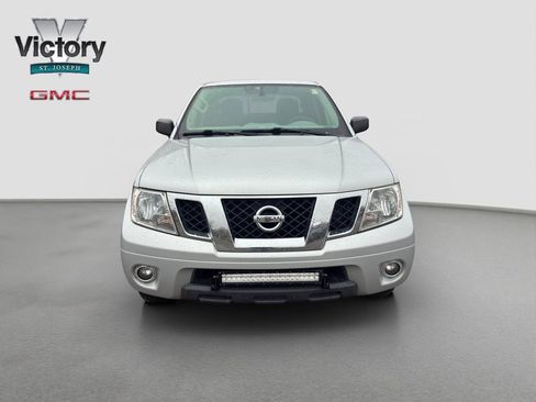 Used 2019 Nissan Frontier SV image 2