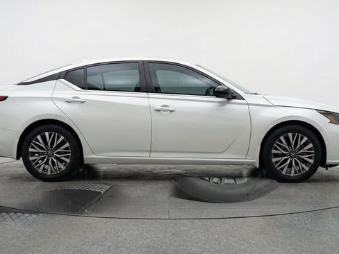 Used 2025 Nissan Altima 2.5 SV FWD image 11