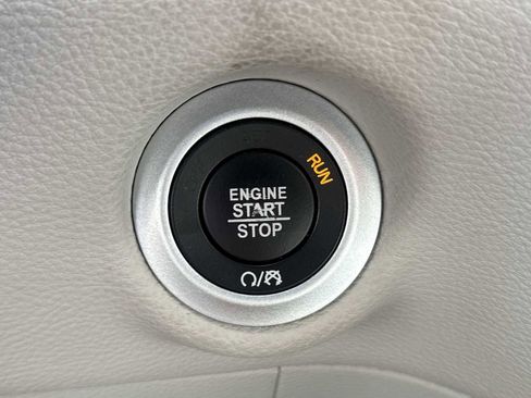 Used 2021 Chrysler Pacifica Touring-L FWD image 16