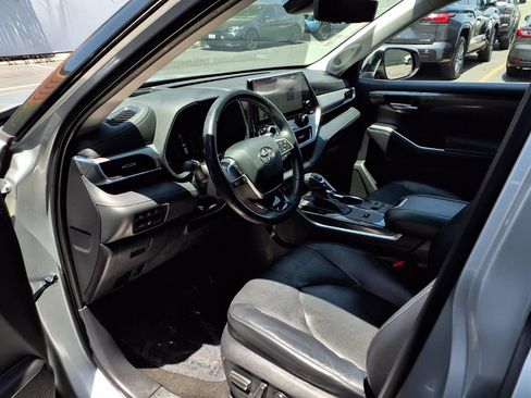 Used 2023 Toyota Highlander Platinum FWD image 16