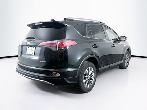 Used 2018 Toyota RAV4 LE image 9