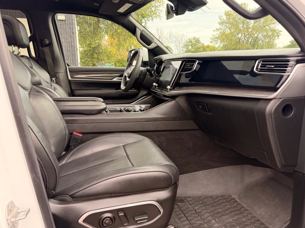 Used 2022 Jeep Wagoneer Series III w/ Premium Group I AWD/4WD image 33