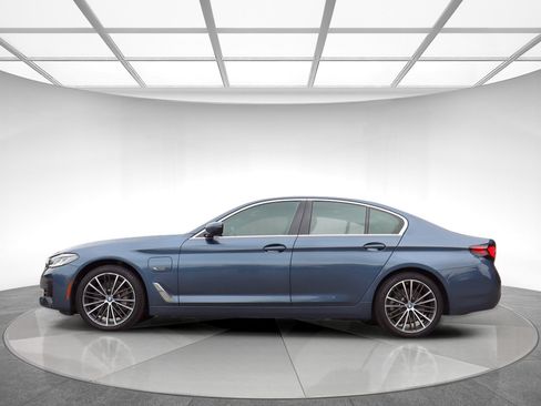 Used 2023 BMW 530e xDrive w/ Premium Package AWD/4WD image 4