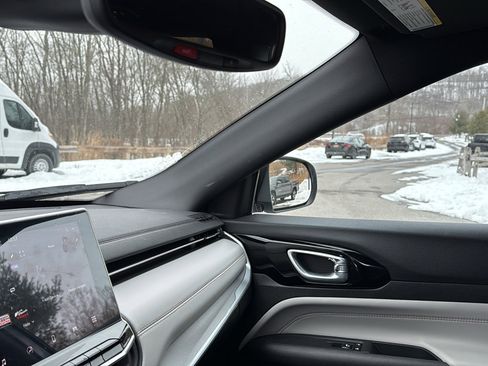 New 2025 Jeep Compass Limited image 17